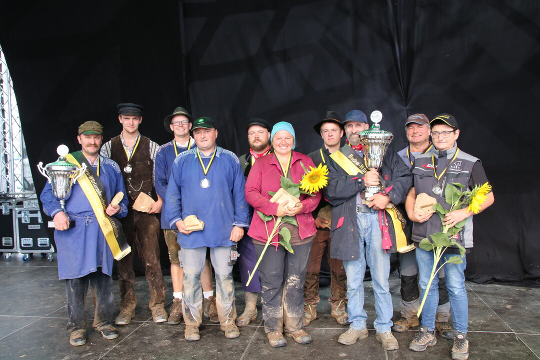 Die Sieger des Landeswettbewerbs Gespannpfl�gen (v. l.): Thomas Kurfiss (1. Platz Alleinpfl�ger, AP), Frederik Ahrens (3. AP), Michael K�nig (4. Platz Pfl�ger mit Fuhrmann, PmF), Bernd Lieb (2. PmF), Sebastian Rampp (5. PmF), Steffi Niebauer (6. PmF), Tobias Martin (7. PmF), Theo Holderbach (1. PmF), Hermann Brudy (3. PmF) und Heike Veidt (2. AP).