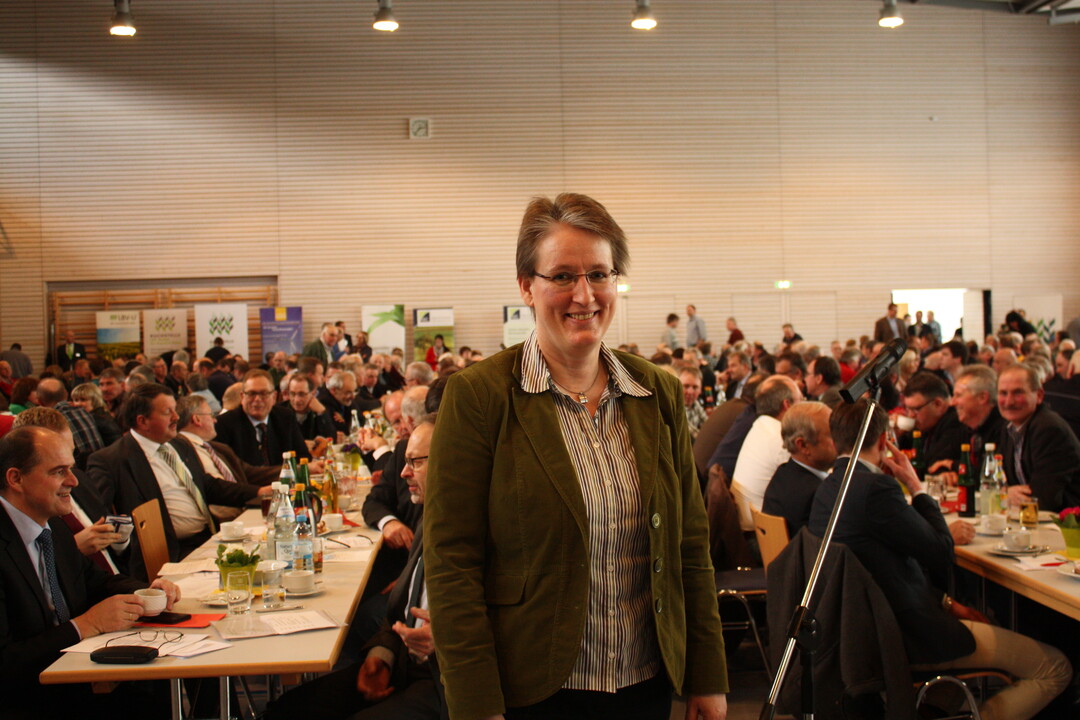 Blick in die vollbesetzte Julius-Weber-Halle in Kupferzell mit Gastrednerin Dr. Gaby-Fleur Böl vom Berliner Bundesinstitut für Risikobewertung (BfR) im Vordergrund.