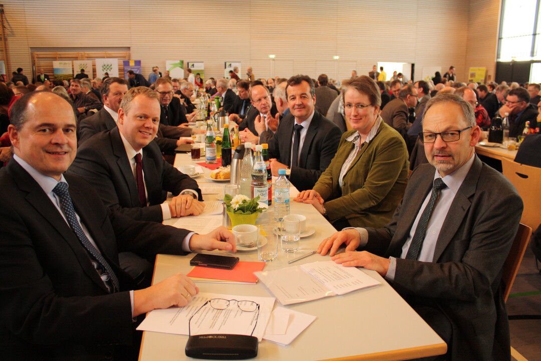 Vorsitzender Klaus Mugele mit der Gastreferentin Dr. Gaby-Fleur Böl, Vorstandsmitglied Fritz Jäger, Landrat Dr. Matthias Neth, der ein Grußwort sprach, und Geschäftsführer Helmut Bleher (v. r.).