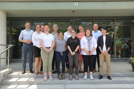 Stefan Teepker (2. v. r.) mit Nuffield-Stipendiaten vor dem Haus der Landwirtschaft und Ern�hrung in Berlin.