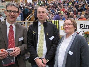 Die Macher (v. l.): Dr. Alfred Weidele, RBW-Gesch�ftsf�hrer, Zuchtleiter f�r Fleck- und Braunvieh, Dr. Holger Mathiak, RBW-Gesch�ftsf�hrer,Vermarktung, Monika N�rr, Zuchtleiterin f�r Holsteins. 