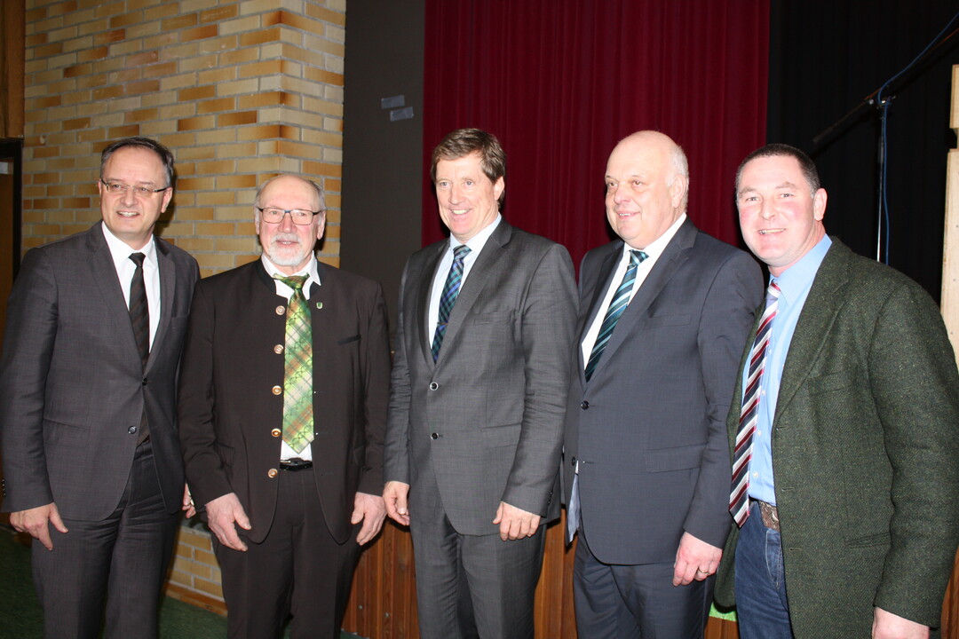 Vorsitzender Christian Ziegler und sein Stellvertreter Hartmut K�mmerle (rechts) mit Pr�sident Eberhard Hartelt, Kultusminister Andreas Stoch (SPD) (links) und dem CDU Landtagsabgeordneten Bernd Hitzler, der ein Gru�wort hielt.