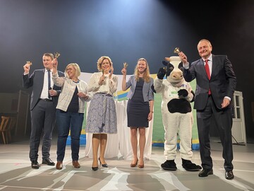 Kuh Karla l�utete am Sonntag mit (v. l.) BDL-Bundesvorsitzenden Sebastian Schaller, dlv-Pr�sidentin Petra Bentk�mper, Bundeslandwirtschaftsministerin Julia Kl�ckner, BDL-Bundesvorsitzender Kath�rin Muus und DBV-Pr�sident Joachim Rukwied auf der Internationalen Gr�nen Woche die �Tage des offenen Hofes� 2020 ein.