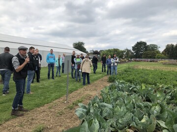  Wolfgang Henle, Versuchsansteller an der Staatsschule in Hohenheim, erl�uterte den Besuchern den Versuch zu den Verwandtschaftsbeziehungen bei Filderspitzkraut.&nbsp; 