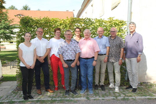 Der Vorstand des Gefl�gelwirtschaftsverbandes Sachsen mit den Referenten des 30. S�chsischen Gefl�geltags (v. l. Juliane Streubel, Dr. Dirk H�ppner, Gudrun Krawczyk, J�rgen Weber, Dr. Katharina Standke, Christian Riedel, Roland K�blb�ck, Ludwig Schulz, Dr. Sven Biederer).