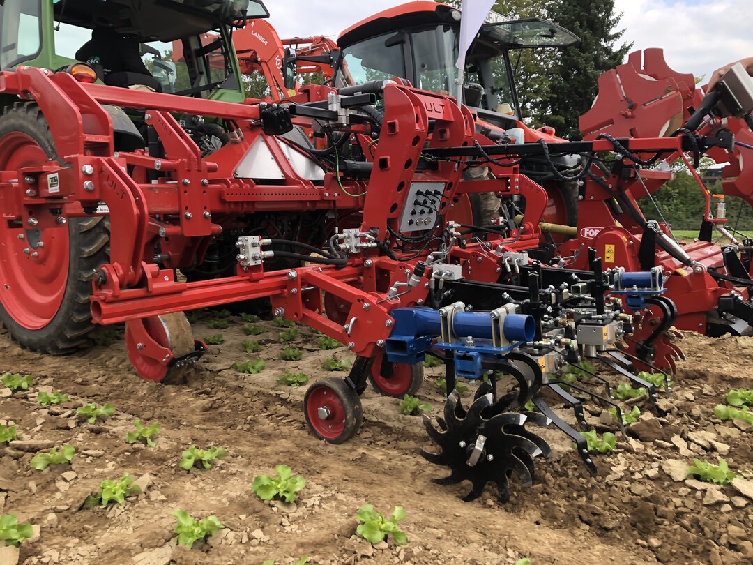 Die Firma K.U.L.T. Kress präsentierte ihr kameragesteuertes Hacksystem K.U.L.T. iVision, das zwischen jeder einzelnen Pflanze hackt und das mit hoher Genauigkeit. Das System schafft es bis zu vier Reihen mit einer Kamera zu überblicken. Die Pflanzenfarbe ist dabei anhand einer Regenbogenskala anpassbar. Damit lässt sich die Kulturfarbe sehr fein auswählen.