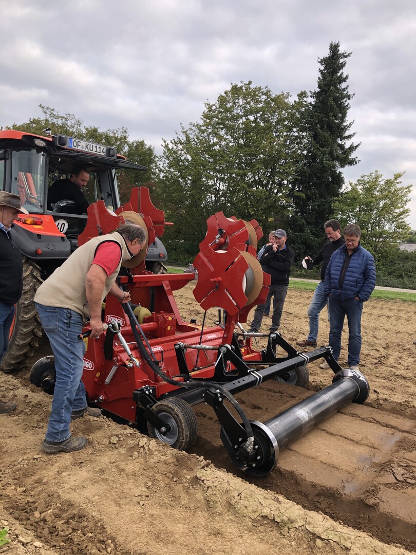 Dieter Steinle nimmt diese Maschine ganz genau unter die Lupe: Sie verlegt Tropfschläuche in 10 bis 15 cm Tiefe und bedeckt diese mit Erde. Damit die Schläuche auch einwandfrei funktionieren, sollte gleich zu Beginn einmal mit 1,5 bar Wasser durch sie gepumpt werden. Ziel ist es, dass die Schläuche mindestens zwei bis drei Jahre im Beet bleiben. Danach können sie mit einem Beetschneider angehoben und mit einem Wickelgerät herausgeholt werden.