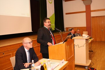 Vorsitzender Rolf Zobel (2. v. l.) bei der Eröffnung der Mitgliederversammlung des Landesverbandes der Maschinenringe in Laudenbach, v. l. Geschäftsführer Dr. Hansjörg Weber und die stellvertretenden Vorsitzenden Christian Wittlinger und Philipp Käppeler.