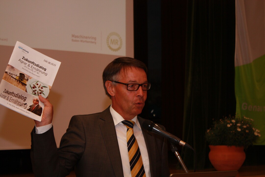 Der Vorsitzende des Bundesverbandes der Maschinenringe, Leonhard Ost, wundert sich über Berliner Veranstaltung zur Zukunft der Landwirtschaft, zu der weder ein Landwirt noch ein Vertreter des Berufsverbandes auf das Podium eingeladen waren.