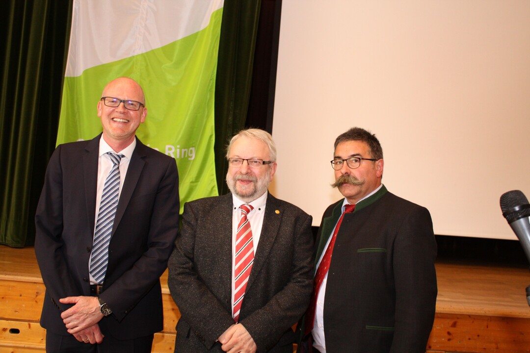 Klaus Hügler (Mitte) von der Sozialversicherung für Landwirtschaft, Forsten und Gartenbau mit der Silbernen LVMR-Ehrennadel am Revers. Die Auszeichnung überreichten Vorsitzender Rolf Zobel (r.) und Geschäftsführer Dr. Hansjörg Weber. Fotos: Gerhard Bernauer