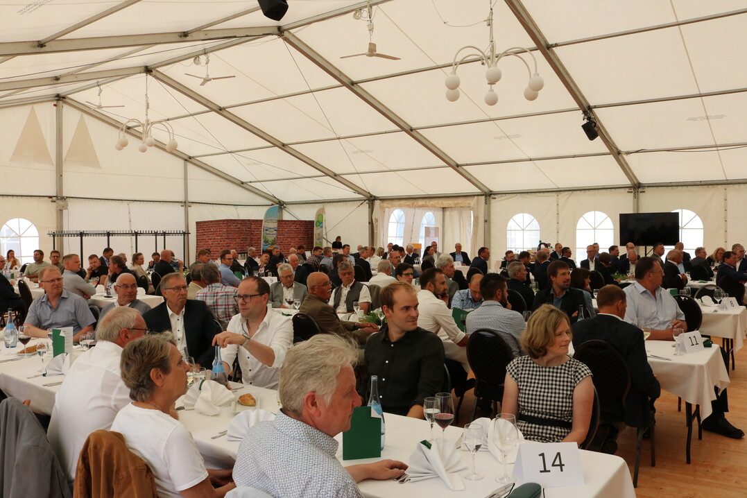 Feierliches Jubil�umsfest mit rund 200 Ehreng�sten im Festzelt auf dem Firmengel�nde. F�r die musikalische Umrahmung sorgte ein Klarinetten-Trio unter der Leitung von Alexander Haas.