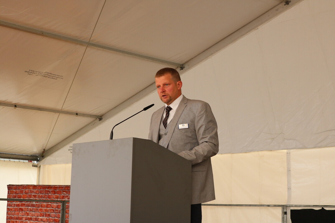 "Danke f�r Ihr Vertrauen und Ihre Treue�, meinte der Vorstandsvorsitzende der Milchwerke Schwaben, Joachim Keller, bei seiner Rede vor rund 200 G�sten aus Politik, Wirtschaft und Verb�nden sowie ehemaligen und amtierenden F�hrungskr�ften der Genossenschaft.