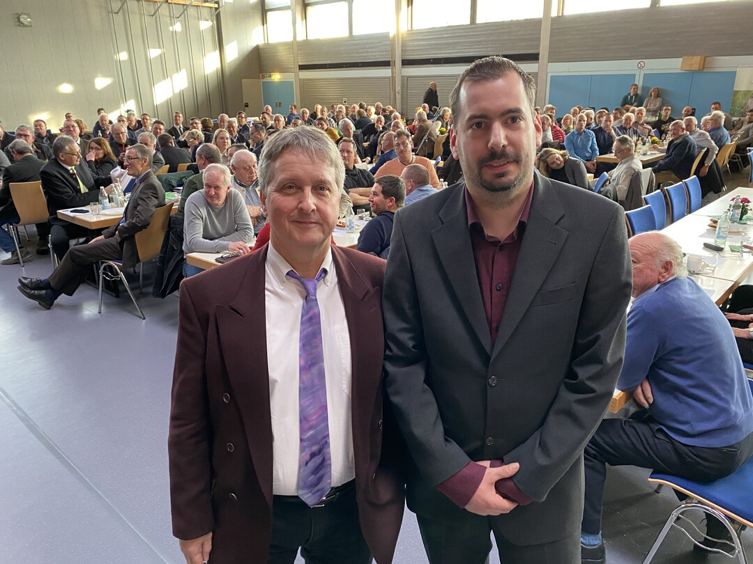 Der neue Vorsitzende Daniel Dengler mit Dr. Jürgen Flaig (l.) vom LTZ Augustenberg