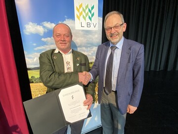 Goldene �hre f�r Andreas Kindler (l.) aus der Hand von LBV-Vizepr�sident Klaus Mugele (r.)