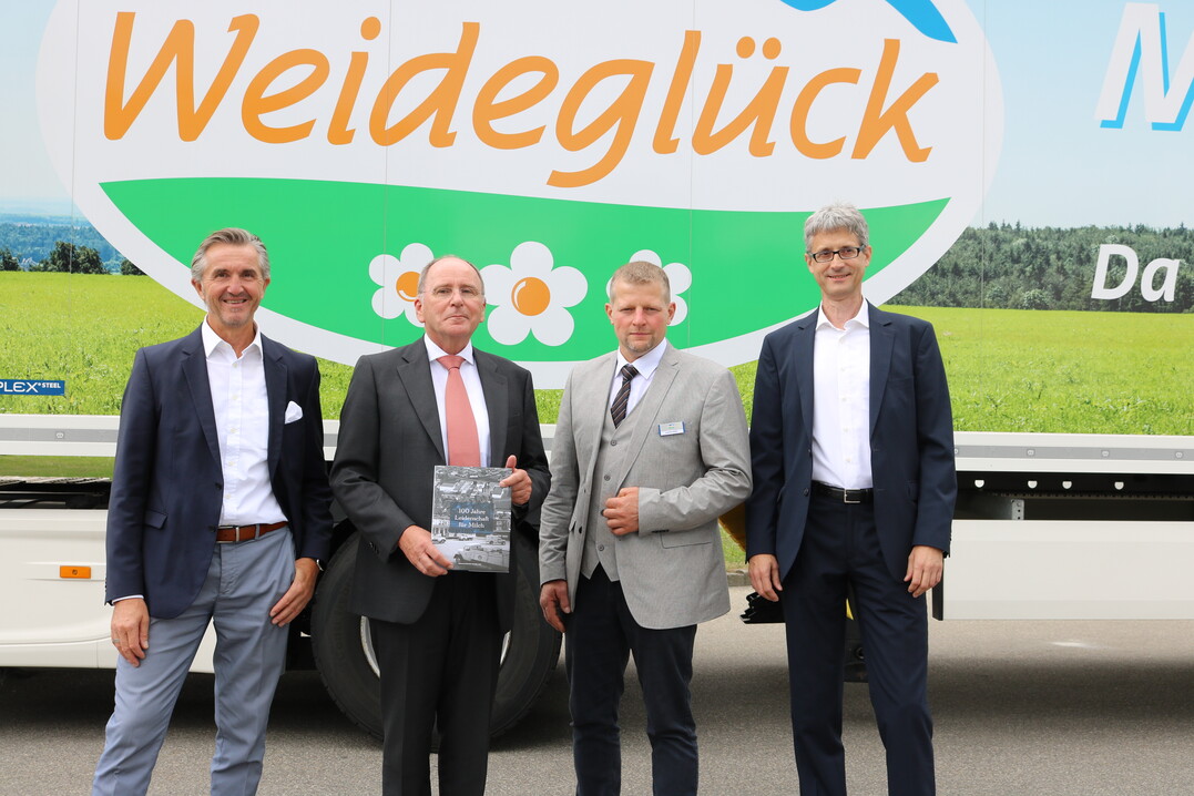 Stolz auf die gelungene Festschrift unter Federf�hrung des Ehrenvorstands Jakob Ramm (2.v.l.) sind Gesch�ftsf�hrer Karl Laible (links), Joachim Keller, Vorstandsvorsitzender und Gesch�ftsf�hrer Dr. Johann Meier (rechts).