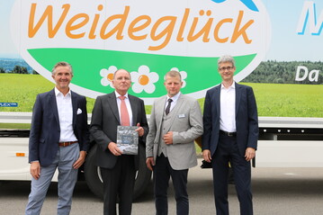 Stolz auf die gelungene Festschrift unter Federf�hrung des Ehrenvorstands Jakob Ramm (2.v.l.) sind Gesch�ftsf�hrer Karl Laible (links), Joachim Keller, Vorstandsvorsitzender und Gesch�ftsf�hrer Dr. Johann Meier (rechts).