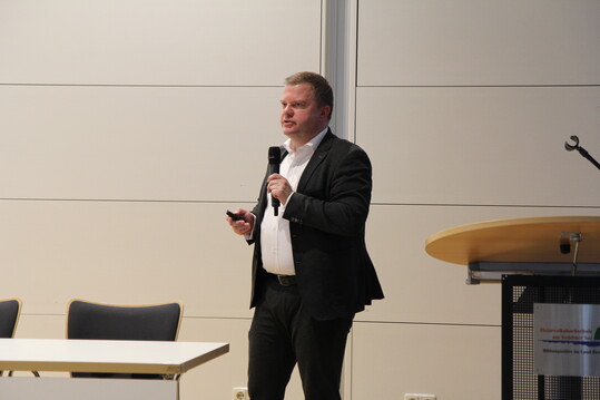 Dr. Helmar Hentschke,&nbsp;Fachanwalt f�r Umwelt- und Planungsrecht, sprach zur Mitgliederversammlung am Seddiner See �ber die TA Luft.