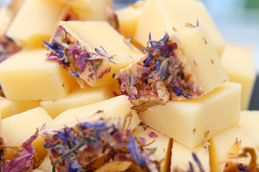 Im Raum Ravensburg leben zahlreiche Milcherzeuger und verarbeitende Betriebe wie die K�sek�che Isny, aus der dieser Bl�tenk�se stammt.