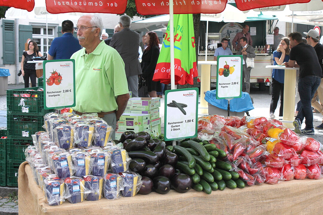 An den St�nden stellten Erzeuger aus der Region, wie hier die Reichenau-Gem�se eG, ihre Produkte vor und sprachen mit Minister Hauk.