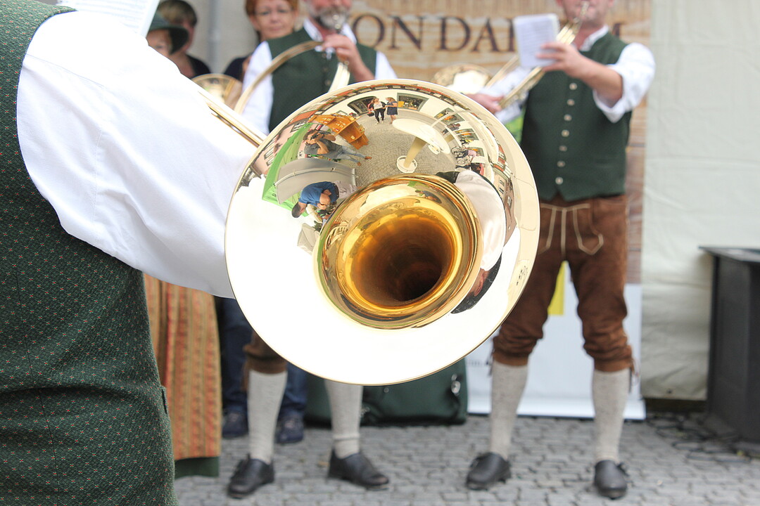 Waldhornspieler empfingen den Minister zum Auftakt der Kampagne auf einem daf�r aufgebauten Bauernmarkt in Ravensburg.