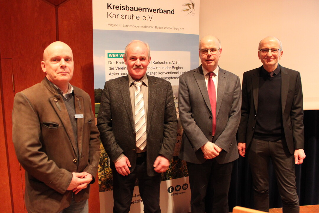 v.l. Moderator Dr. Ulrich Kraft, Leiter im Landwirtschaftsamt Karlsruhe, Bauernverbandsvorsitzender Werner Kunz und die Referenten Thomas Preu�e, DLG Mitteilungen Frankfurt sowie Dr. Olaf Zinke, Deutscher Landwirtschaftsverlag, Berlin