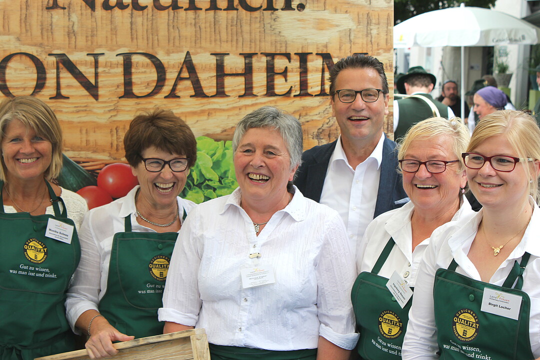 Minister Peter Hauk posiert mit Landfrauen vor einem Poster der neuen Regionalkampagne "Nat�rlich.VONDAHEIM" in Ravensburg. Die Arbeit der Landfrauen als Regionalbotschafterinnen im Lebensmitteleinzelhandel hob er lobend hervor.  