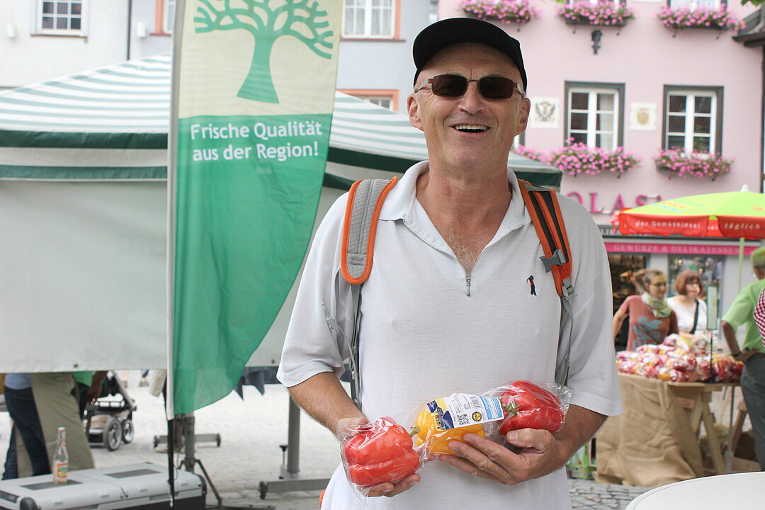 Ravensburger Wochenmarktbesucher Aloisius Terberl sagt zur Regional-Kampagne: "Ich gehe schon seit Jahren auf den Markt, um Lebensmittel aus der Gegend zu bekommen. In Frankreich machen das viele Menschen und bezahlen f�r regionale Lebensmittel einen h�heren Preis - dort ist die Wertsch�tzung f�rs Essen gr��er."