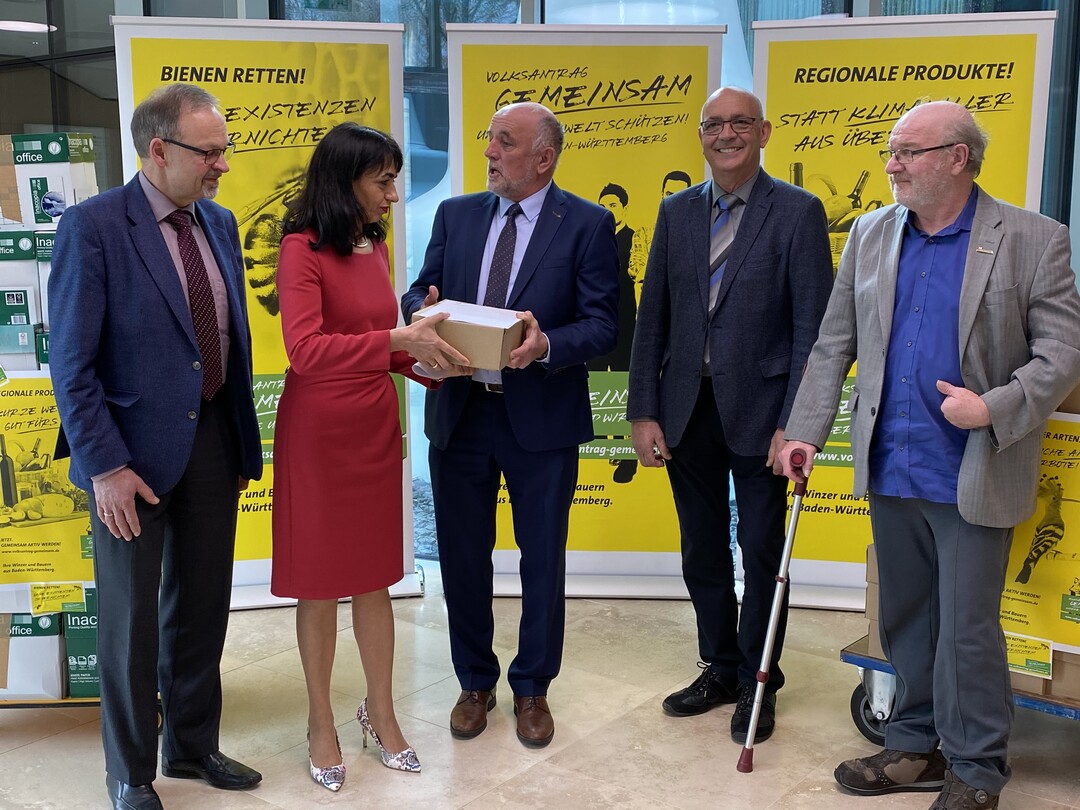 Zahlreiche Pakete mit Unterschriften und ein Volksantrag konnten von LBV-Vizepräsident Klaus Mugele (v. l.), BLHV-Präsident Werner Räpple, LVEO-Präsident Franz-Josef Müller und Kilian Schneider, Präsident des Badischen Weinbauverbandes, an die Landtagspräsidentin Muhterem Aras (2. v. l.) übergeben werden.