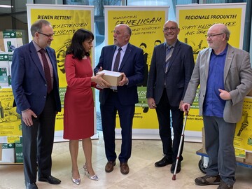 Zahlreiche Pakete mit Unterschriften und ein Volksantrag konnten von LBV-Vizepräsident Klaus Mugele (v. l.), BLHV-Präsident Werner Räpple, LVEO-Präsident Franz-Josef Müller und Kilian Schneider, Präsident des Badischen Weinbauverbandes, an die Landtagspräsidentin Muhterem Aras (2. v. l.) übergeben werden.