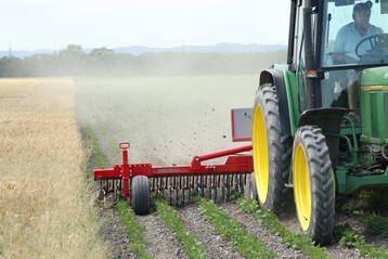 Die Rollhacke Bio Plus von Agri Farm kann sich Dank der Einzelaufhängung der Rotorsterne individuell der Bodenkontur anpassen.