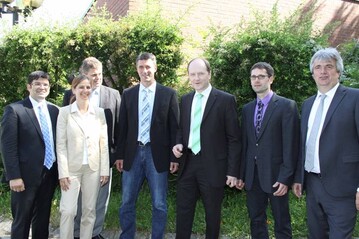 Seri�s und mittelst�ndisch, bescheinigte Gesch�ftsf�hrer J�rg Sauter (ganz re.) von Schweinezuchtverband/German Genetic der gleichnamigen Z�chterorganisation. Grund genug, am Ausbau von Verband und Marke weiter zu arbeiten, wie Zuchtleiter Albrecht Weber (ganz li.), Katja Widmann, Zuchtschweine-Erzeugergemeinschaft (ZEG), die beiden Vizevorsitzenden Ulrich K�hnle (dritter von li.), Volker Baumann (vierter von li.), Pr�sident Hans-Benno Wichert (f�nfter von li.) und Vorstandsmitglied Klaus D�ngelhoef (zweiter von re.) am Dienstag dieser Woche auf der Mitgliederversammlung in Denkendorf deutlich machten. 