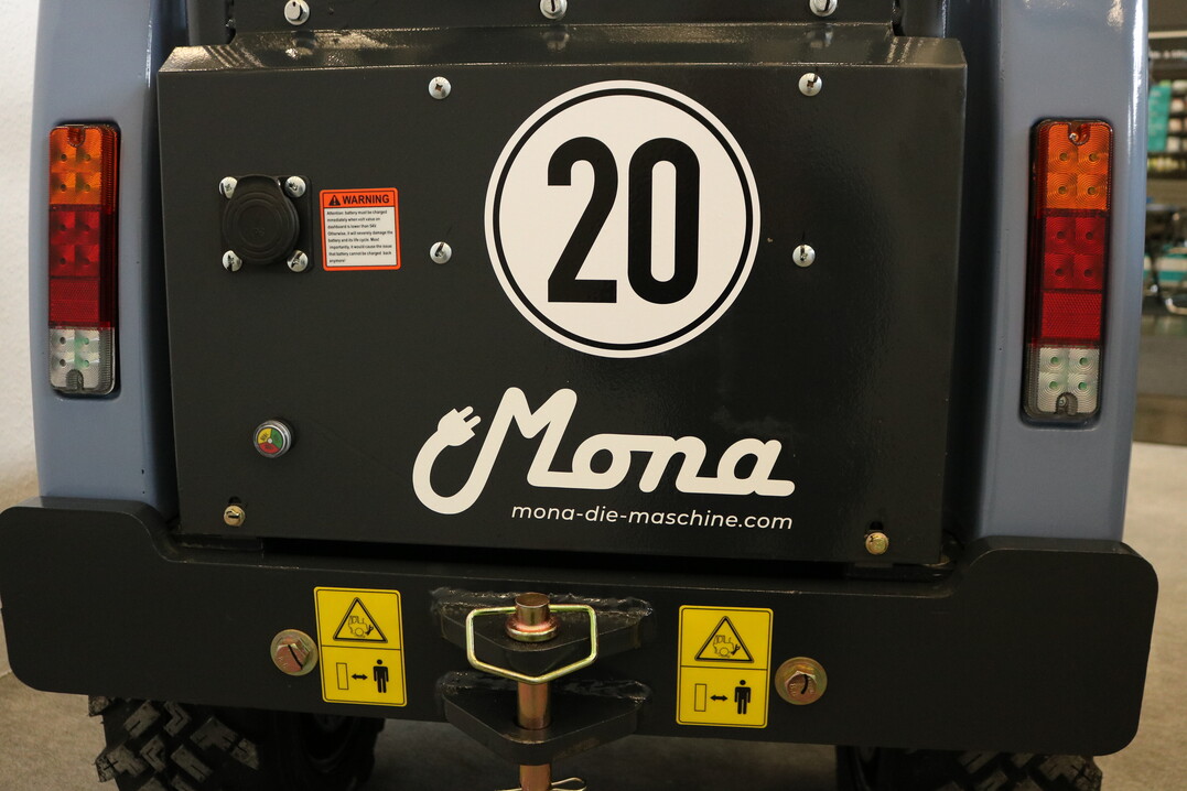 Im Basismodell enthalten, ist die Stra�enzulassung nach STVO. Zum Schnellladen gibt es f�r die gro�e Batterie mit 150 Amperestunden einen Super-Charger, eine separate Lades�ule, �ber die die Batterie innerhalb von 40 Minuten zu 60 Prozent geladen wird. Zum Laden �ber Nacht gibt es einen normalen 230-Volt-Schuko-Anschluss.