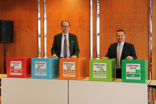 Die ITW-Geschäftsführer Dr. Alexander Hinrichs (l.) und Robert Römer stellen die fünfte Stufe der Haltungskennzeichnung vor.