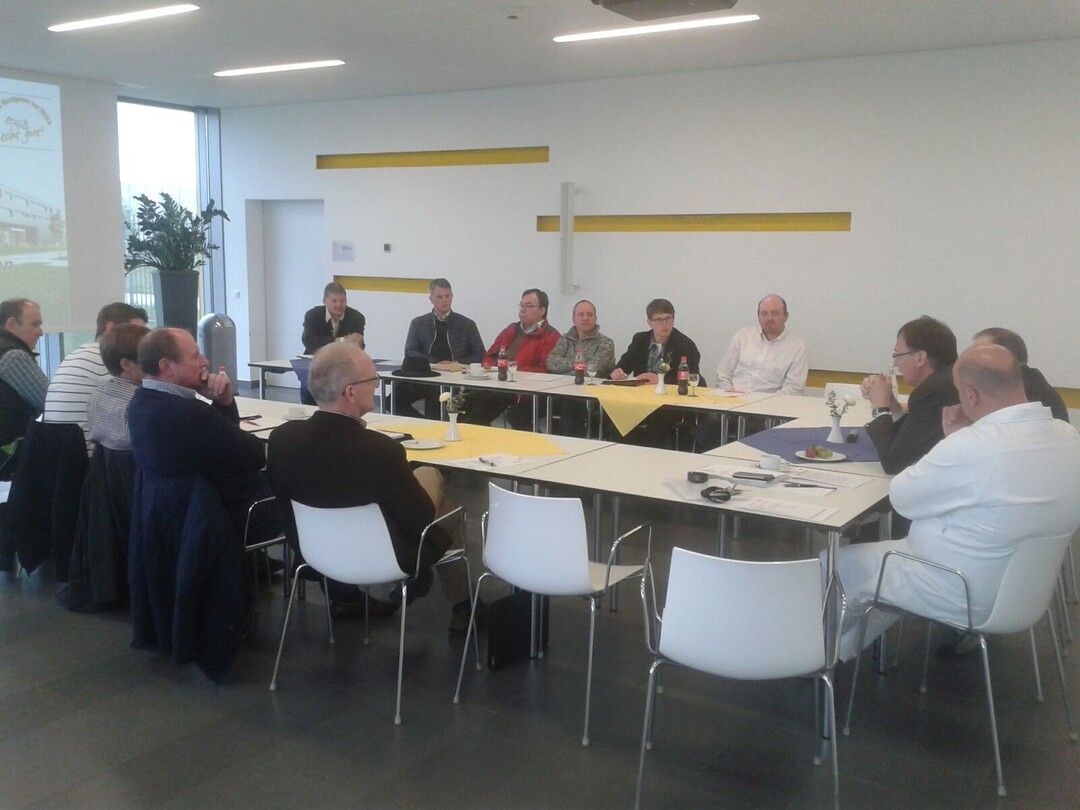 Die Ausschussmitglieder diskutieren mit den zwei Gesch�ftsf�hrern.