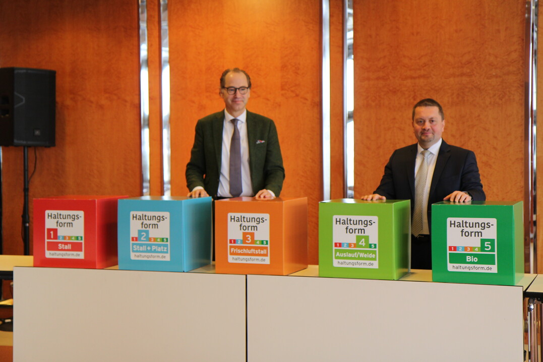 Dr. Alexander Hinrichs (l.) und Robert R�mer stellen die Neuerungen bei der ITW vor: Die freiwillige Haltungsform-Kennzeichnung wird um eine f�nfte Stufe �Bio� ausgebaut.