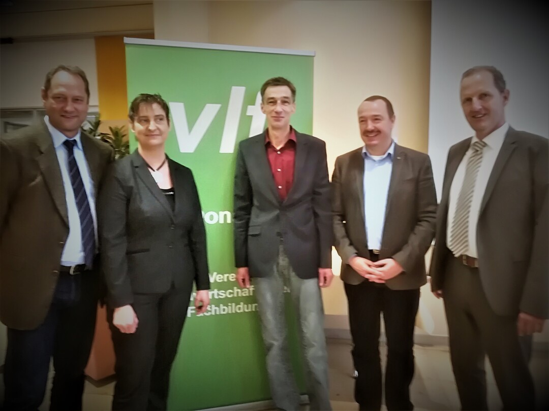 Auf welche Anforderungen m�ssen sich Schweinehalter k�nftig einstellen? Dar�ber diskutierten auf einer Fachtagung in Ulm-Seligweiler (v.l.) Hansj�rg Schrade, Direktor des Bildungs- und Wissenszentrums Boxberg, Ursula Wuttge von der Stallreinigungsfirma farmworker, Landwirt Mathias Mayer aus Laichingen-Suppingen, Dr. Claus-Ulrich Honold, Leiter der Abteilung Landwirtschaft am Landratsamt Alb-Donau und Gunnar Rohw�der vom Schlachtunternehmen T�nnies.