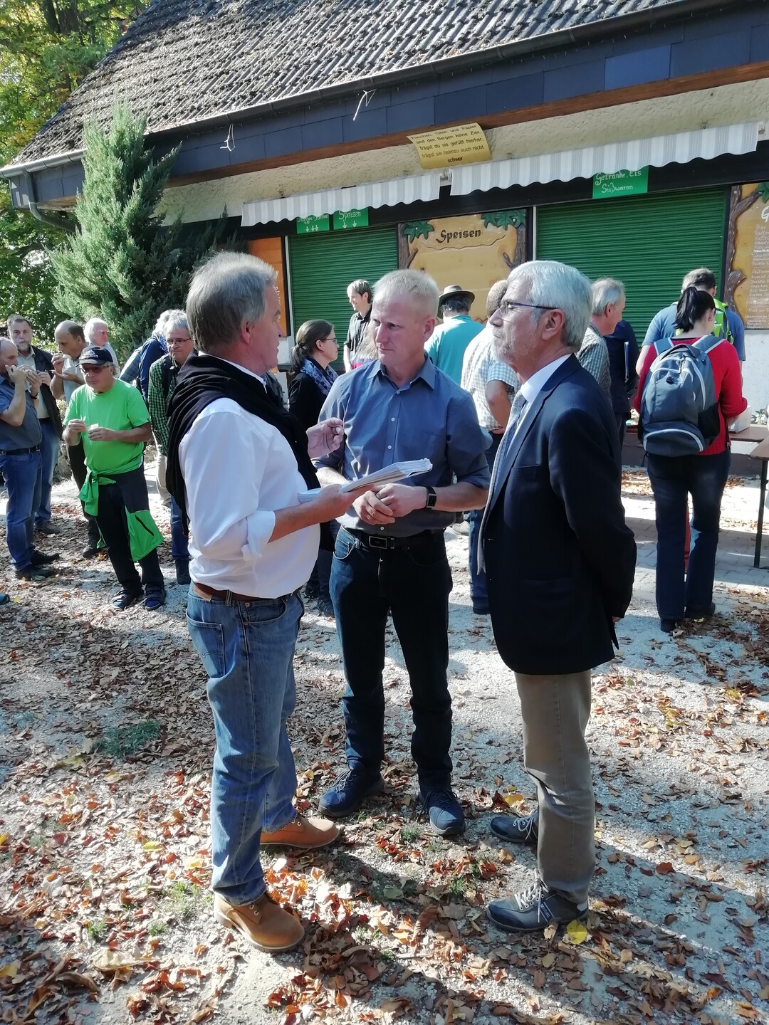 Kreisvorsitzender Hubert Kucher (Mitte) �bergibt die Unterschriften Minister Franz Untersteller (links). Rechts der Landrat des Ostalbkreises, Klaus Pavel.