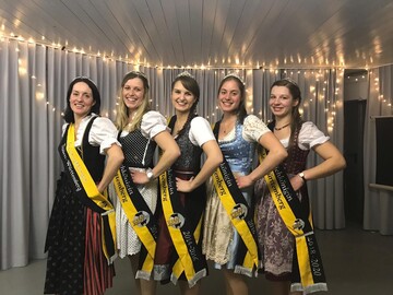 v.l.: Franziska Machtleid, Ummendorf (2010-2012); Veronika Hecht, Mittelbuch (2012-2014); Bianca Traut, Leutkirch-Grund (2014-2016); Beate B�hler, Hittisweiler (2016-2018) und die amtierende Braunviehk�nigin Baden-W�rttemberg Regina Dilger, Ostrach.