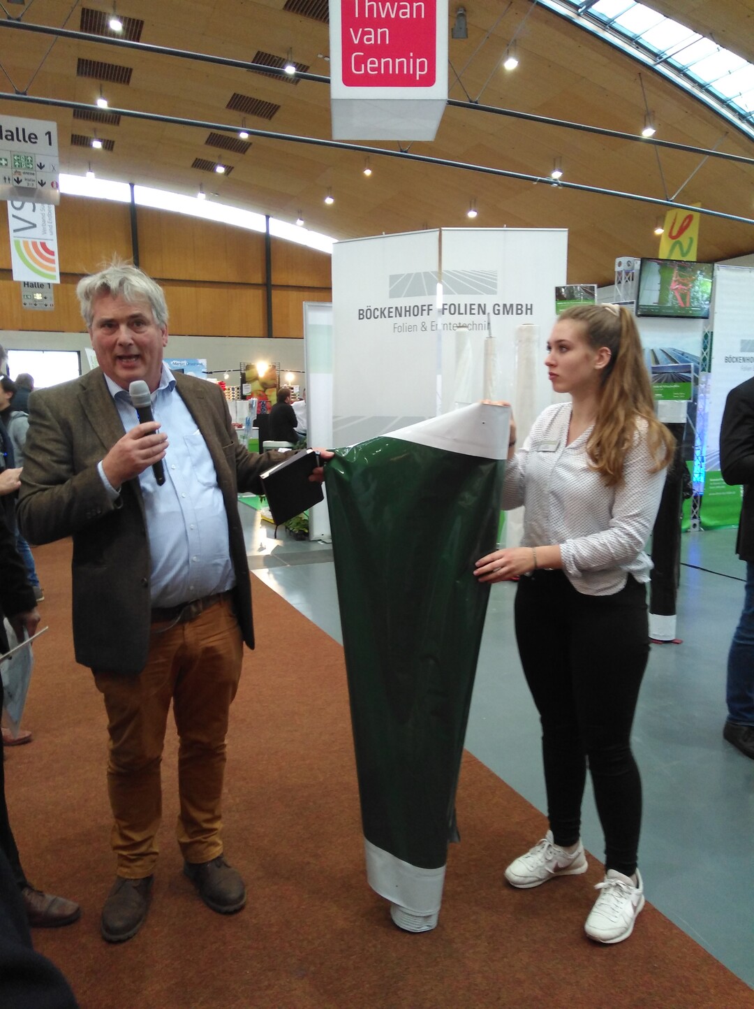 Die gr�ne Spargelfolie von B�ckenhoff f�gt sich besser ins Landschaftsbild ein als die �blichen schwarzen Folien.