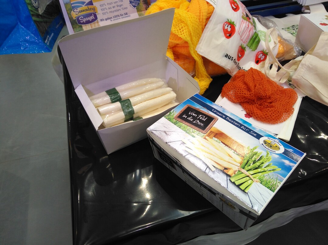 Diese Spargelboxen sind aus Papier und passen perfekt in den K�hlschrank.