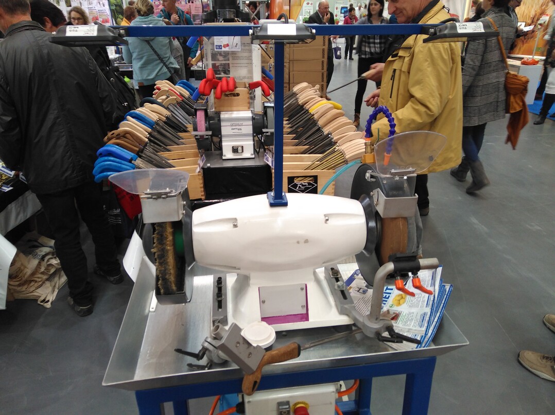 Firmenich Spargelmesser pr�sentiert eine Schwalbenschwanz Schleifmaschine, deren Profil sich nicht abnutzt.