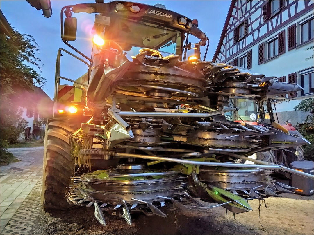 Hier ist symbolisch das Gebiss eines Maishäckslers gezeigt, an dem ein Anbau zum Zerkleinern der Stoppeln erfolgen kann.