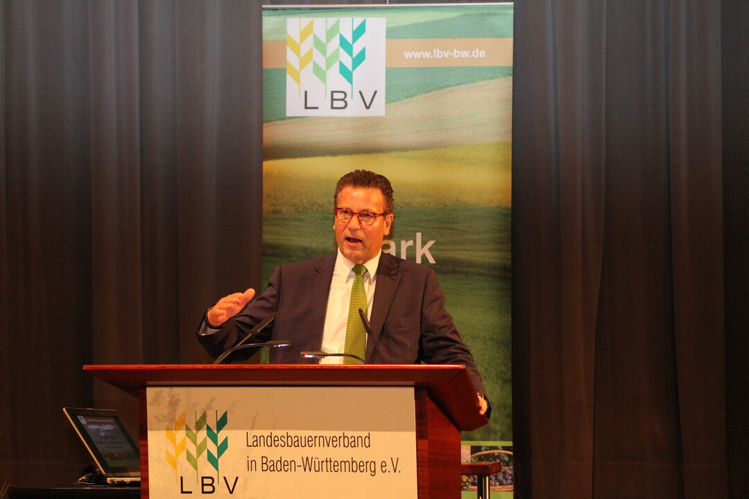 Minister Hauk sprach bei der Mitgliederversammlung des LBV ein Gru�wort.