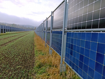 PV-W�nde auf dem Feld sind genehmigungspflichtig. Wer eine niedrigere PV-Wand als Zaun f�rs Hofgrundst�ck und zur Eigenstromerzeugung verwendet, ben�tigt unter Umst�nden keinen Bauantrag.
