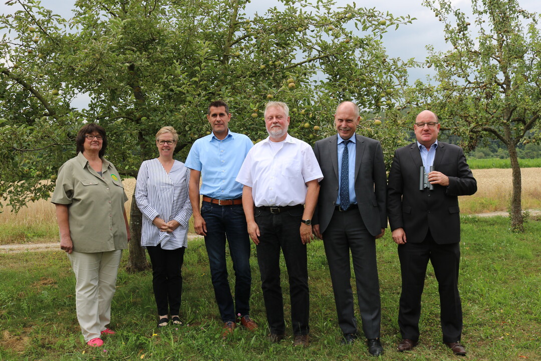 Von links: Sigrid Erhardt, Landesverband f�r Obstbau, Garten und Landschaft (LOGL) Baden-W�rttemberg; Dr. Brigitta H�ttche, Verband der Agrargewerblichen Wirtschaft (VdAW); Daniel Weeber, VdaW; Rolf Heinzelmann, LOGL, Dr. Konrad R�hl, MLR; Klaus Heitlinger, Verband der deutschen Fruchtsaft-Industrie (VdF).