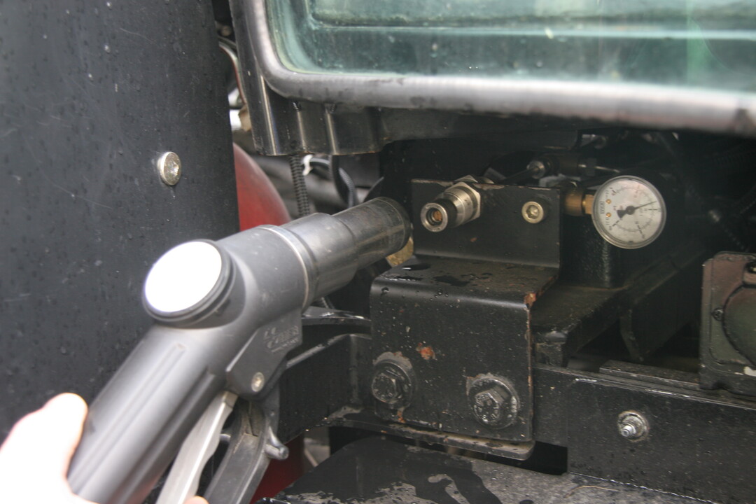 Mit einer speziellen Zapfpistole werden die Gastanks befüllt.