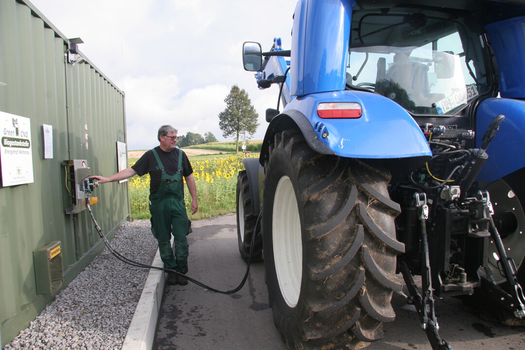 An seiner Hoftankstelle betankt Winfried Vees den Traktor mit aufbereitetem Gas (CNG) aus seiner Biogasanlage.