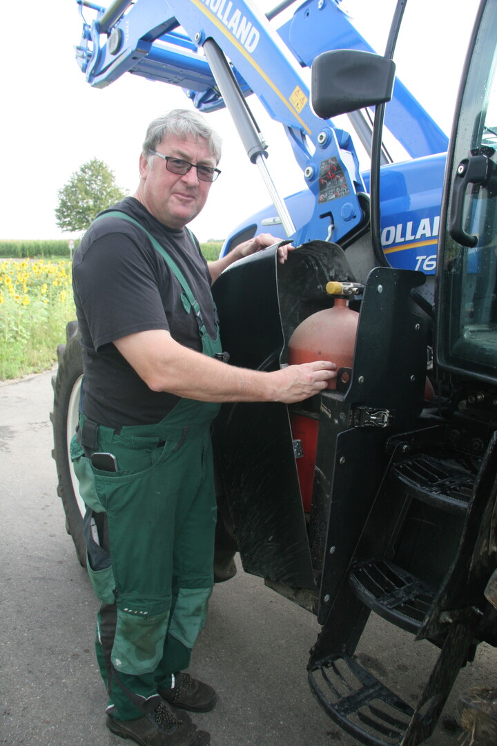 Bei dem umgebauten New Holland T6.180 befinden sich neun Gasflaschen am Schlepper, sechs an den Seiten und drei in der Kabinenkonstruktion.