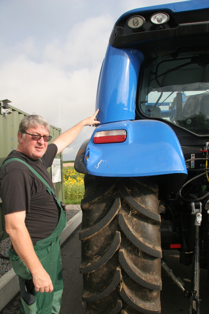 Hinter dieser Verkleidung befindet sich bei dem umgebauten New Holland T6.180 eine der Gasflaschen.