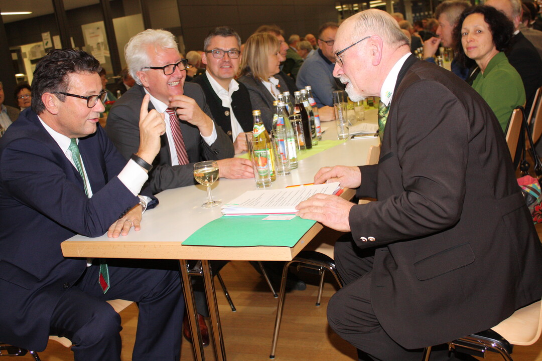 Beim Heidenheimer Kreisbauerntag v. l. Minister Peter Hauk, Landrat Thomas Reinhardt, CDU-Bundestagabgeordneter Roderich Kiesewetter und der Vorsitzende des Kreisbauernverbandes Heidenheim Christian Ziegler.